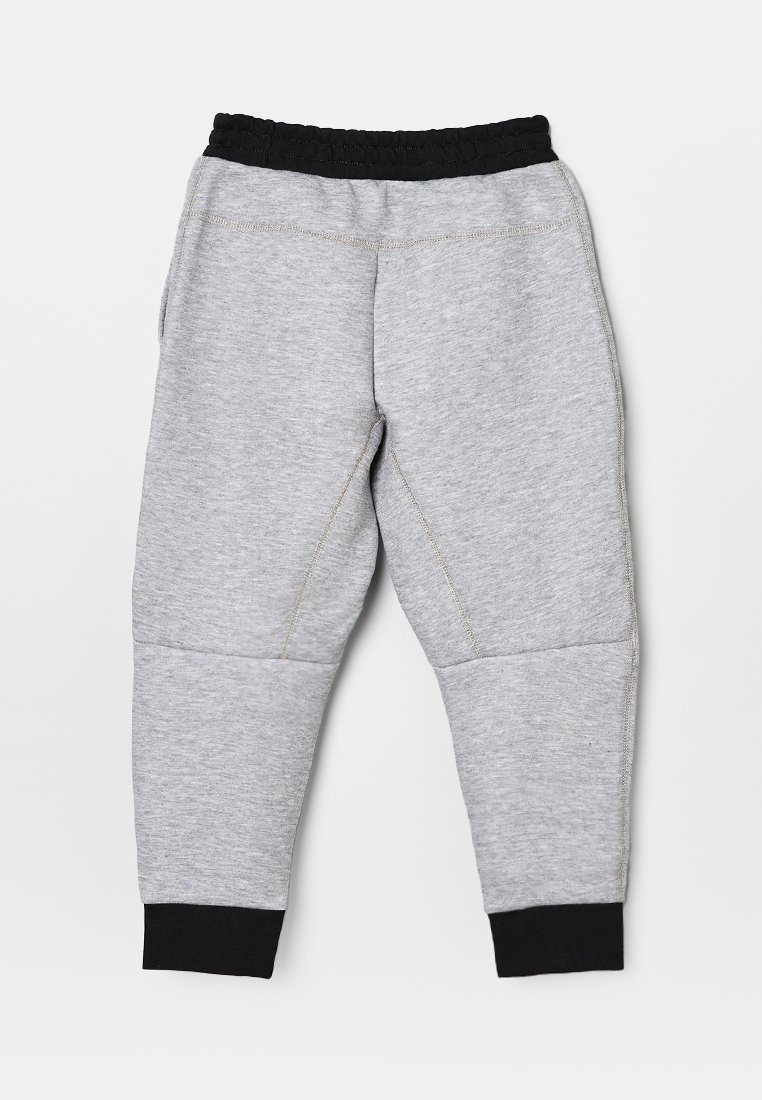 Grijze sweatpants met een zwarte elastische taille en boorden. Heeft contrasterende stiksels en een taps toelopend ontwerp. Zachte, gestructureerde stof.