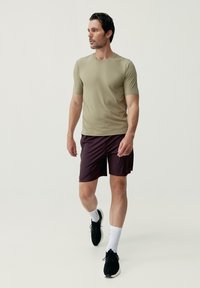 Born Living Yoga Sportiniai šortai - rojo oscuro