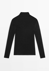 Czarna koszula z długim rękawem i wysokim kołnierzem, wykonana z gładkiej, lekkiej tkaniny. Charakteryzuje się eleganckim, dopasowanym krojem bez zdobień.