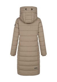 Beige pufferjas met capuchon, met gestikte quiltpatroon, verlengde lengte en ribgebreide manchetten. Inclusief een logo patch op de mouw.