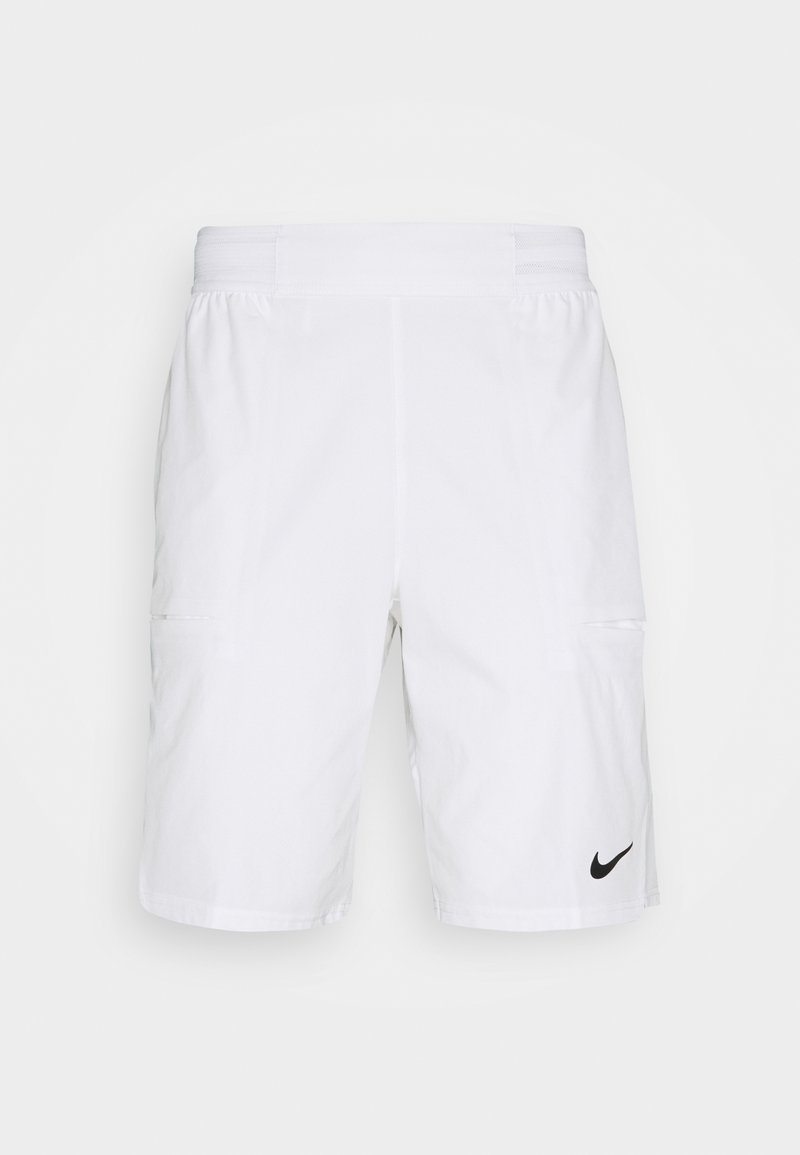 Weiße Sportshorts aus leichtem Stoff, mit elastischem Bund, zwei Seitentaschen und einem schwarzen Nike-Logo auf dem linken Bein.