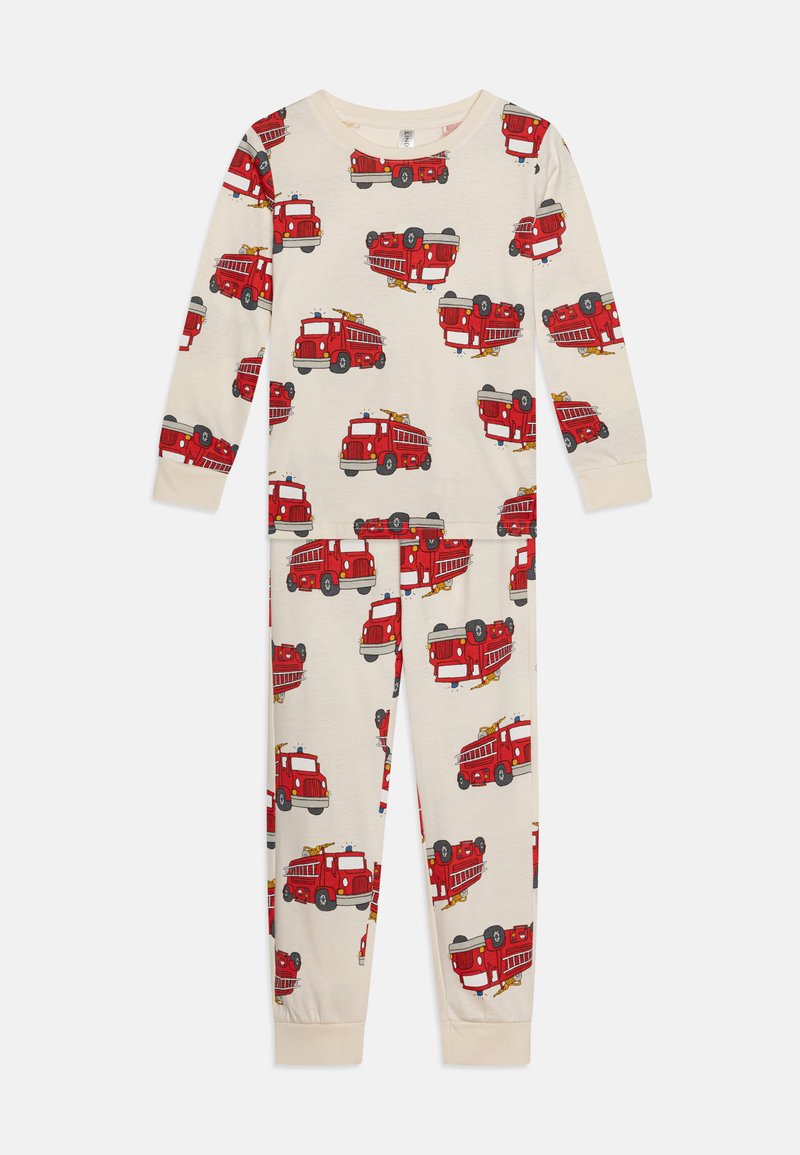 Dvoja pižama, sestavljena iz dveh delov, z kremnim ozadjem in rdečimi tiskaninami gasilskih vozil. Narejena iz mehke tkanine z dolgimi rokavi in hlačami s manšetami.