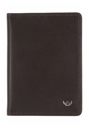 Portefeuille en cuir marron foncé avec des coutures visibles et un petit logo argenté dans le coin inférieur droit.