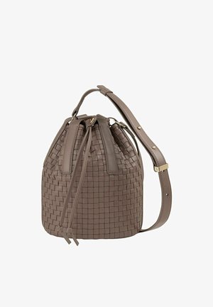 Borsa a secchiello intrecciata in pelle taupe tenue con chiusura a coulisse, tracolla regolabile e sottili accenti dorati.