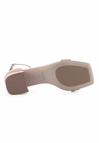 NINE WEST Sandalo con tacco maturo da donna, Naturale medio