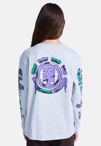 Grijze sweatshirt met lange mouwen en meerkleurige grafische prints op de achterkant en mouwen, met paarse, groene en zwarte ontwerpen.