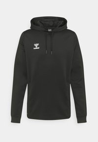 Sudadera negra de tela suave, con un bolsillo frontal, cordones y un logo blanco en el pecho. Diseño simple y funcional.