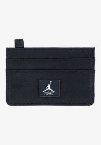Schwarzer Nylon-Kartenhalter mit vier Kartenfächern, strukturiertem Finish und einem weißen Jumpman-Logo-Patch auf der Vorderseite. Rechteckige Form.
