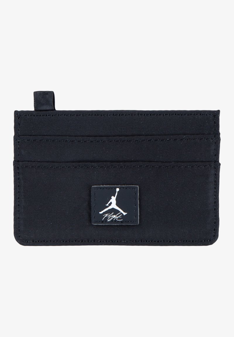 Schwarzer Nylon-Kartenhalter mit vier Kartenfächern, strukturiertem Finish und einem weißen Jumpman-Logo-Patch auf der Vorderseite. Rechteckige Form.