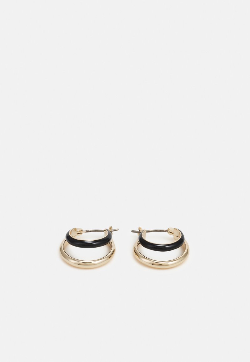 Pendientes de aro con un tono dorado y un grueso acento negro, en forma circular y con una textura suave y pulida. Se cierran con un respaldo de poste.