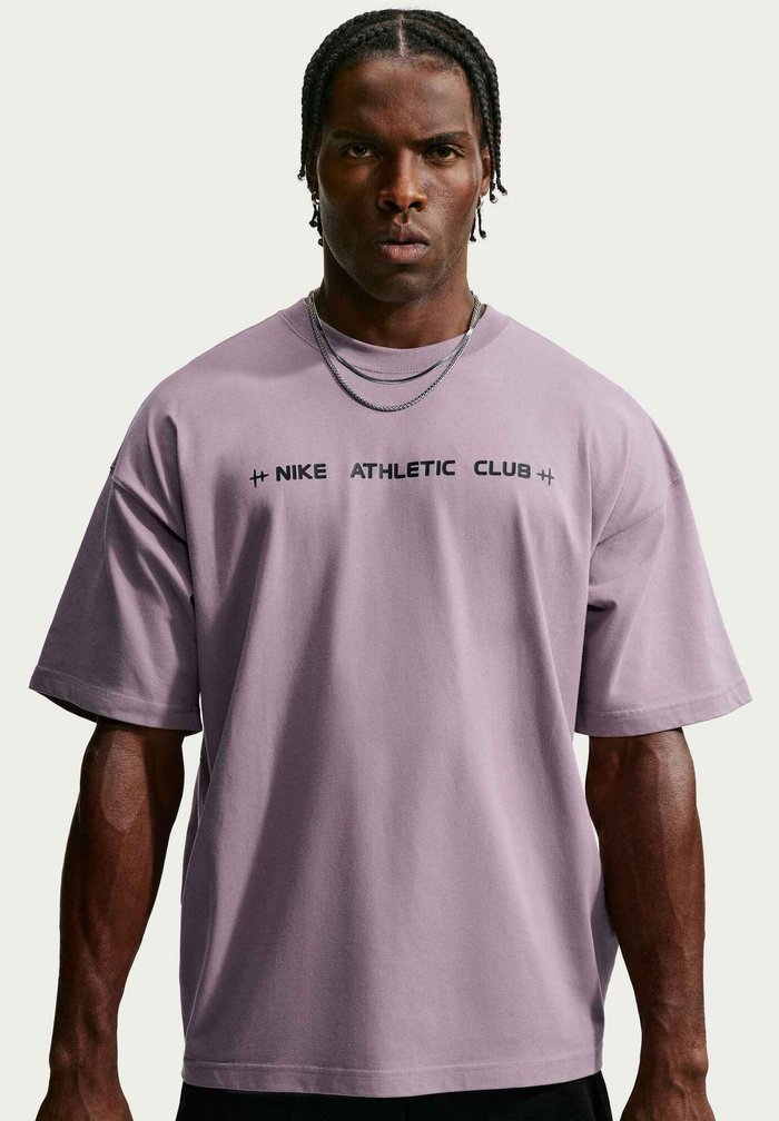 Nike M NK TEE OS NAC - Print T-shirt - purple smoke/black