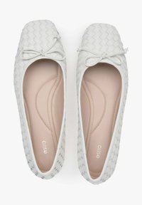 Białe plecione skórzane baleriny z kwadratowym noskiem, dekoracyjną kokardą z przodu i gładką jasnoróżową wkładką.