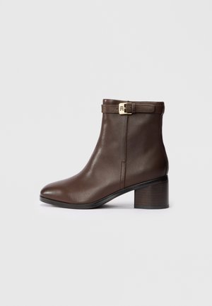 BUCKLE RIDING MID HEEL BOOTIE - Botine clasice - legacy brown