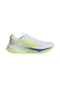 Chaussure de sport blanche avec des accents verts et bleus, dotée d'un dessus en maille, d'un logo à trois rayures, d'une semelle rembourrée et de détails texturés.