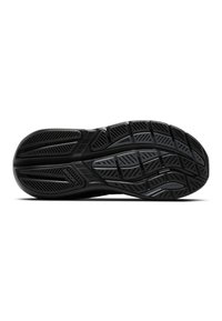 Černá podrážka běžecké boty s texturovanou gumou, vybavená vzorovaným běhounem pro lepší přilnavost a logem "Brooks" na boku.