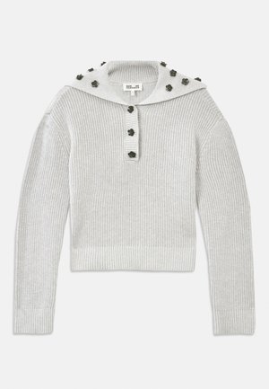 Lys grå, ribbestrikket genser med en kort design, fast med en knappestolpe og en hette prydet med blomsterformede detaljer.