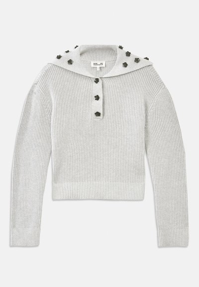 Jasnoszary, prążkowany sweter z krótkim krojem, z guzikową listwą i kapturem ozdobionym akcentami w kształcie kwiatów.