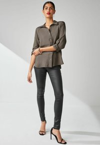 Next THROUGH WITH HARDWEAR - REGULAR FIT - Skjortebluser - stone