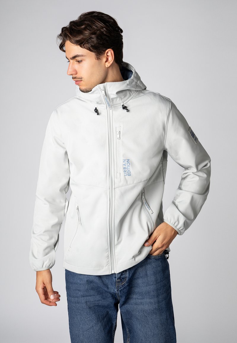 Hellgraue Kapuzenjacke mit durchgehendem Reißverschluss und zwei Seitentaschen. Verfügt über verstellbare Kordeln und Branding auf der Brust und dem Ärmel.