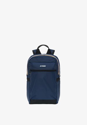 Zaino K-Way blu navy con tasca frontale con zip, manico superiore, spallacci regolabili e base nera su sfondo bianco.