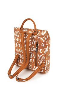 Mochila marrón con patrones de texto blancos. Cuenta con dos correas para los hombros y un asa superior. El material parece texturizado con un acabado suave.