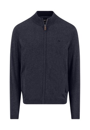 Cardigan con cerniera blu navy realizzato in tessuto strutturato, con collo alto, tasche laterali e un leggero dettaglio logo sul petto.