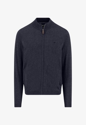 Cardigan con cerniera blu navy realizzato in tessuto strutturato, con collo alto, tasche laterali e un leggero dettaglio logo sul petto.