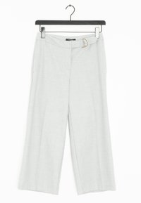 Pantalon large gris clair en tissu texturé, doté d'une taille ceinturée avec une boucle dorée et d'une coupe ajustée.