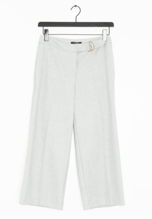 Vaaleanharmaat leveälahkeiset housut, valmistettu teksturoidusta kankaasta, joissa on vyötäröllä kultasävyinen solki ja istuva leikkaus.