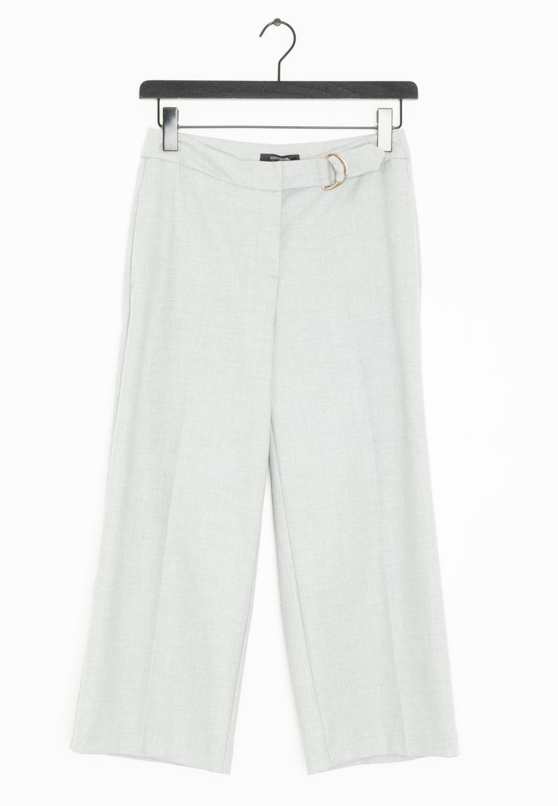 Pantalon large gris clair en tissu texturé, doté d'une taille ceinturée avec une boucle dorée et d'une coupe ajustée.