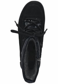 Bota negra de tobillo con paneles de ante y brillante, puntera redonda, cordones texturizados y un interior suave. Detalle de cremallera en el lateral.