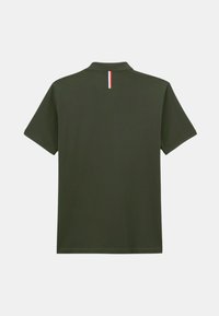 Polo shirt vert foncé avec un col classique, des manches courtes et un accent vertical rouge, blanc et bleu à l'arrière du col.