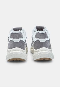 Sneaker in suede grigio e bianco con suole spesse bianche e rivestimento morbido bianco, viste da dietro su uno sfondo neutro.