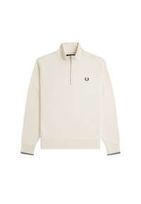 Suéter crema con cuello alto y cremallera de un cuarto. Presenta un logo azul marino y detalles a rayas en los puños. Textura de tela suave.