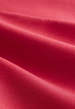 Material textil roșu, cu o textură netedă, model de țesătură vizibil, și un luciu subtil, având pliuri ușor curbate și o cădere moale.