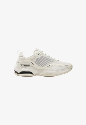 Witte Reebok sneaker met mesh panelen, gevoerde zool, zwarte luchtveringsunit en veterluiting, zijaanzicht.