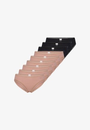 Sieben Damen-Hipster-Slips mit Spitzenbesatz, fünf beige und zwei schwarze, in zwei Reihen auf weißem Hintergrund gestapelt.