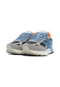 Scarpe atletiche grigie e blu realizzate con un mix di materiali scamosciati e mesh, design con lacci e un accento blu chiaro sulla suola.