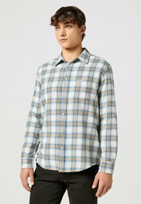 Geruite overhemdo met lange mouwen in beige, blauw en wit, met een knoopsluiting aan de voorkant, een zak op de linkerkant van de borst en een relaxte pasvorm.