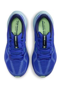 Sneakers da corsa Nike blu con tomaia in rete, lacci e accenti verdi. Presentano una forma aerodinamica e una suola traslucida ammortizzata.