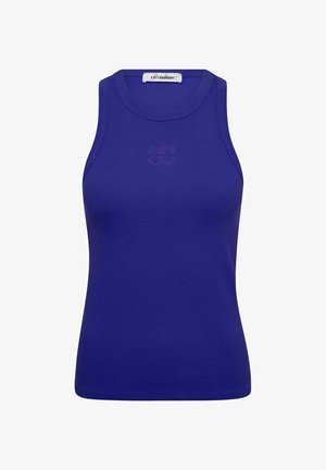 Lila bordázott ujjatlan felső, kerek nyakkivágással és középen hímezett logóval. Fitted (testhez simuló) kialakítással rendelkezik. Az anyag lágy tapintásúnak tűnik.