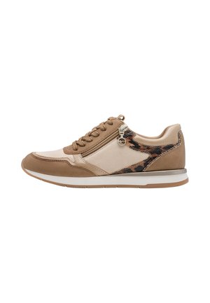 Brązowy i beżowy sneaker z sznurowaniem z przodu, bocznym zamkiem błyskawicznym i detalem w panterkę na pięcie i bocznym panelu.
