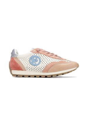 Zapatilla baja con piel blanca perforada, detalles en ante rosa, logo circular azul claro, puntera beige y suela de goma.