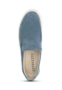 Sinine sametist slip-on king, millel on sile pind, valgest kummist tald ja minimaalne õmblus. Sees on brändi nimi "DSTREZZED."