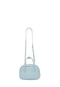 Borsa a tracolla in pelle blu chiaro con doppio manico e tracolla regolabile. Presenta una forma rettangolare, una texture liscia e dettagli dorati.