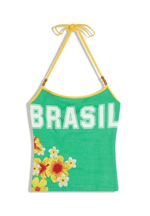Top verde cu decolteu halter cu bordură galbenă, textul "BRASIL" și flori tropicale galbene și albe în partea inferioară stângă.