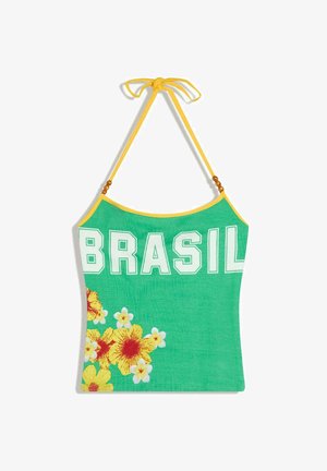 Zöld nyakpántos felső sárga szegéllyel, „BRASIL” felirattal, valamint sárga és fehér trópusi virágokkal az alsó bal oldalon.