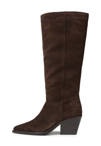 Stivale in suede marrone scuro alto fino al ginocchio con punta affusolata e tacco a blocco di media altezza, dettaglio di cucitura laterale e suola liscia.