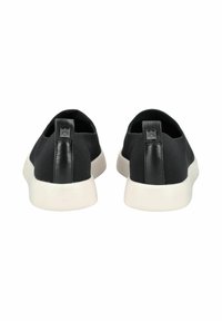 Schwarze Leinenschlupfschuhe mit strukturiertem Finish, versehen mit schwarzen Lederakzenten an der Ferse und einer weißen Gummisohle.