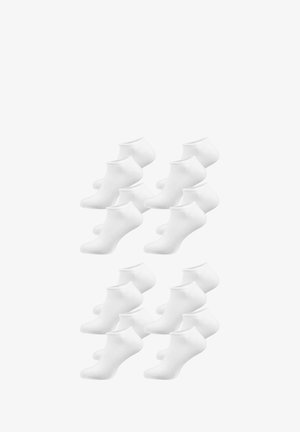 Ti par enkle hvide ankelsokker arrangeret i et gitter på en hvid baggrund.